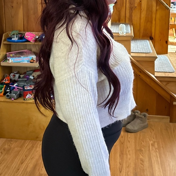 White/cream colored Cropped Hooded Sweater - Picture 4 of 4